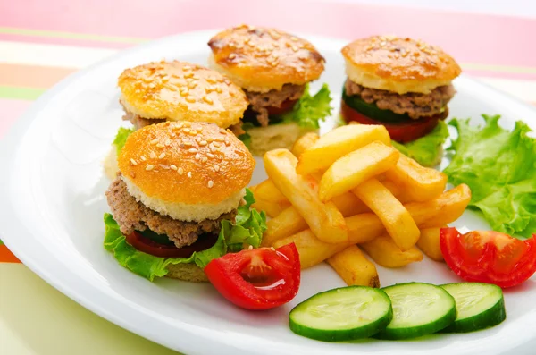 Placa con sabrosas mini hamburguesas —  Fotos de Stock