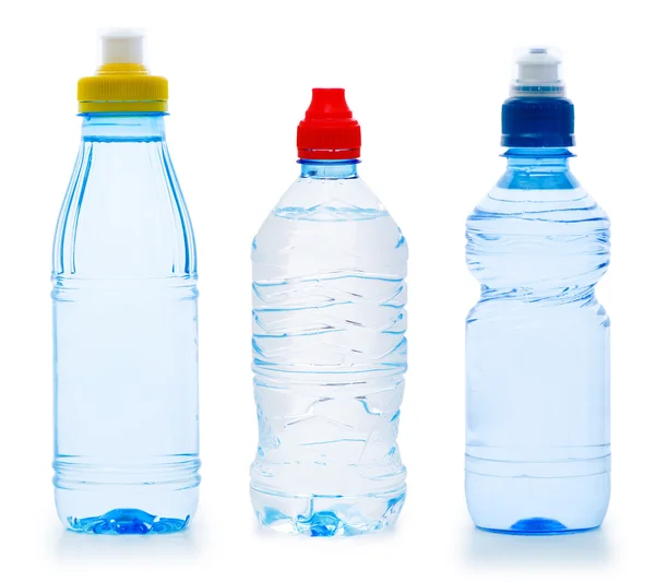 Veel water flessen geïsoleerd op wit — Stockfoto