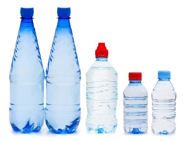Muchas botellas de agua aisladas en blanco — Foto de Stock