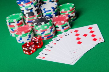 Casino konseptiyle yongaları ve kartları