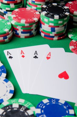 Casino konseptiyle yongaları ve kartları