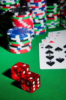 Casino konseptiyle yongaları ve kartları