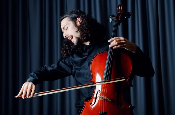 Cello-Spieler während des Auftritts — Stockfoto