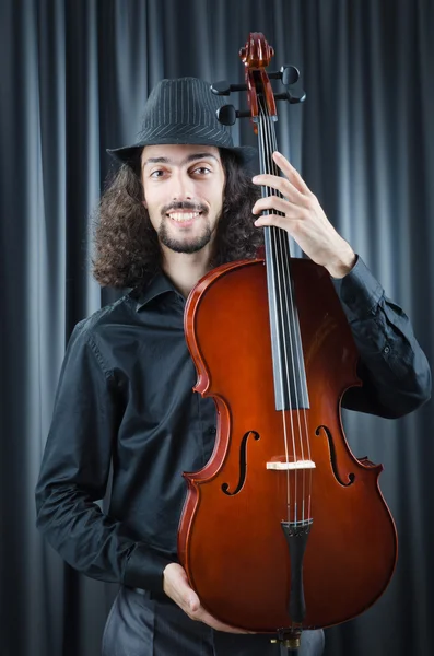 Hombre tocando el violonchelo — Foto de Stock