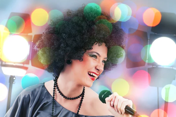 Cantante femminile nel club di karaoke — Foto Stock