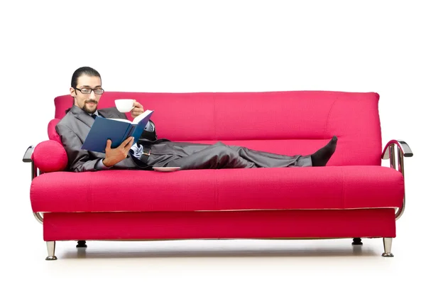 Man sitter i soffan — Stockfoto