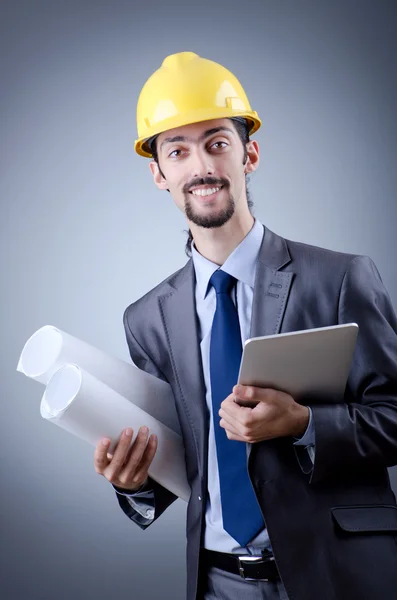 Tablet üzerinde çalışan inşaat işçisi — Stok fotoğraf