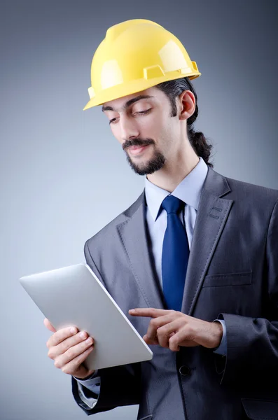 Byggnadsarbetare arbetar på Tablet PC — Stockfoto