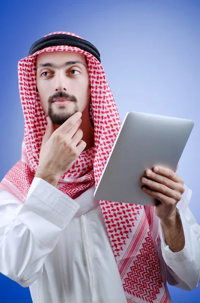 Unga arabiska med tablet PC — Stockfoto