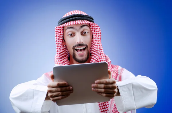 Jeune arabe avec tablette — Photo