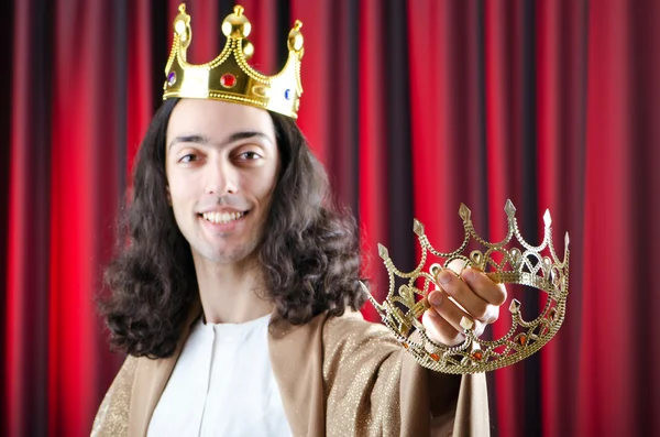 Kung med krona mot bakgrund — Stockfoto