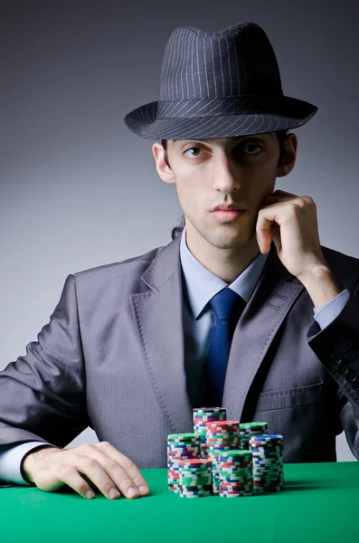 Casino hráč hraje s čipy — Stock fotografie