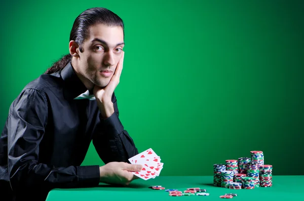 Jugador en casino y fichas — Foto de Stock