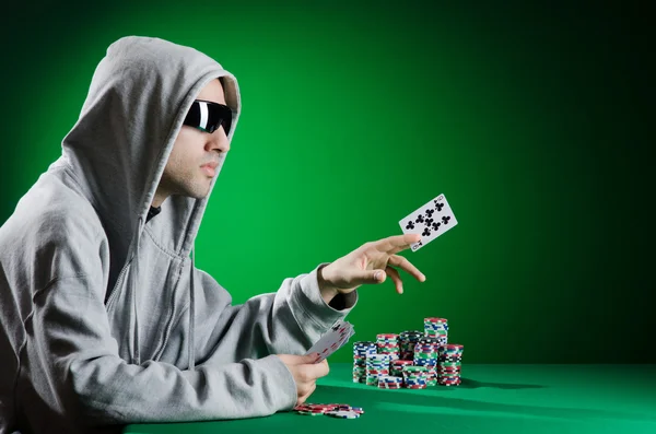 Mann spielt im Casino — Stockfoto