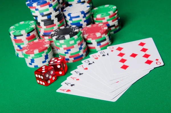 Концепция казино с фишками и картами — стоковое фото