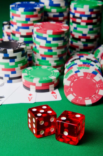 赌场概念与芯片和卡 — 图库照片