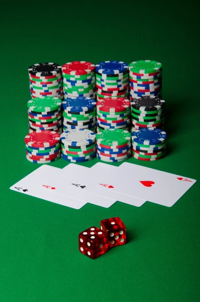 Много карт и фишек казино — стоковое фото