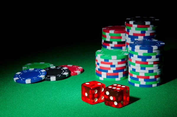 Casino konseptiyle yongaları ve kartları — Stok fotoğraf