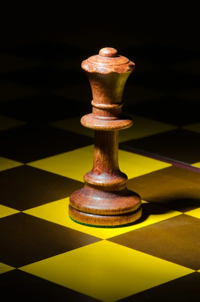 Шахматная концепция с различными фигурами — стоковое фото