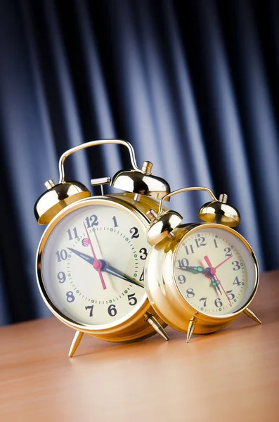 Έννοια του χρόνο με το ρολόι συναγερμών — Φωτογραφία Αρχείου