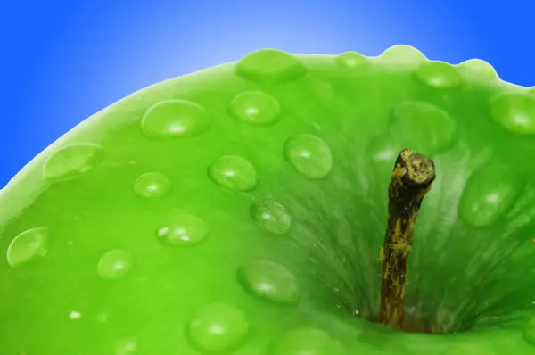 水滴を持つ新鮮なリンゴ — ストック写真