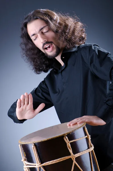 Homem tocando tambor no estúdio — Fotografia de Stock