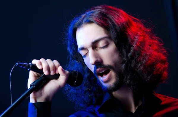Homem cantando no concerto — Fotografia de Stock