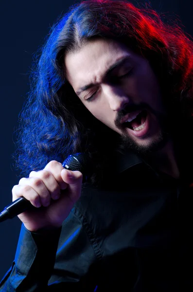 Férfi énekel a koncerten — Stock Fotó