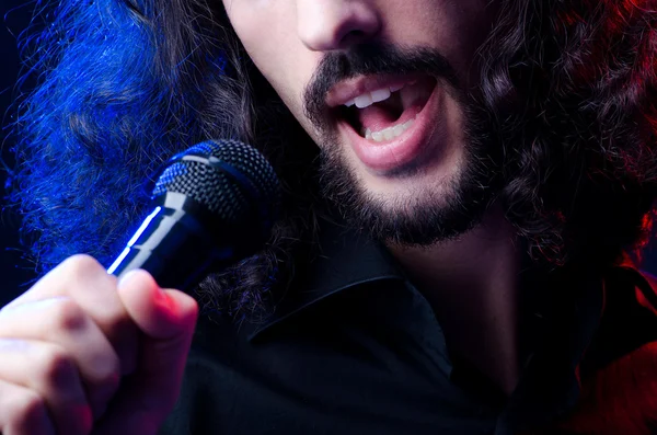 Hombre cantando en el concierto —  Fotos de Stock