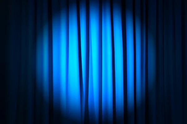 Cortinas brilhantemente iluminadas no conceito de teatro — Fotografia de Stock