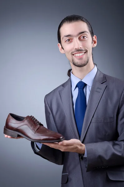 Uomo con una selezione di scarpe — Foto Stock