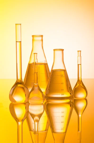 Kemiskt laboratorium och slangar — Stockfoto