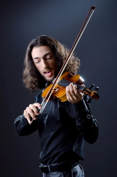 Молодой скрипач играет — стоковое фото