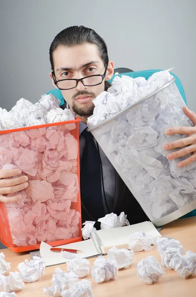 Homme avec beaucoup de papier gaspillé — Photo