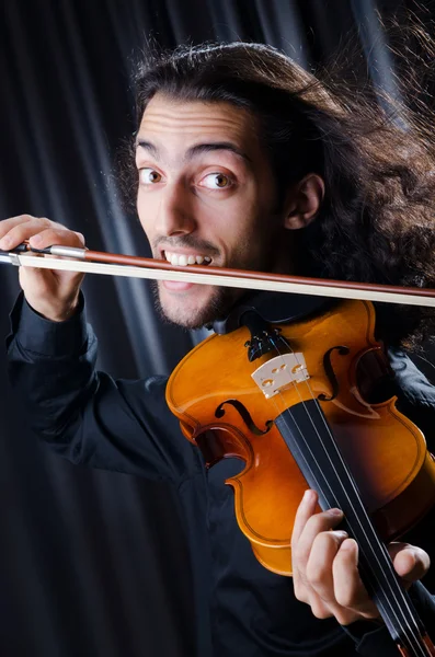 Молодой скрипач играет — стоковое фото