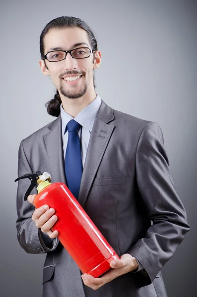 Man met brandblusser in brandbestrijding concept — Stok fotoğraf