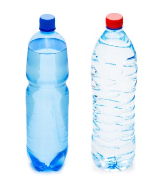 birçok su şişeleri üzerinde beyaz izole