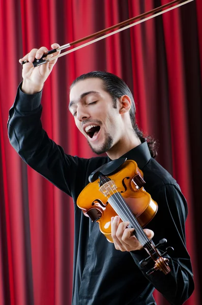 Jovem violinista tocando — Fotografia de Stock