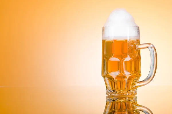 Vaso de cerveza sobre la mesa — Foto de Stock