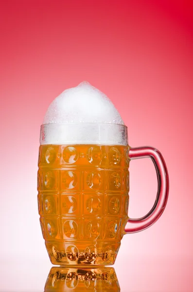 テーブルの上のビールのグラス — ストック写真