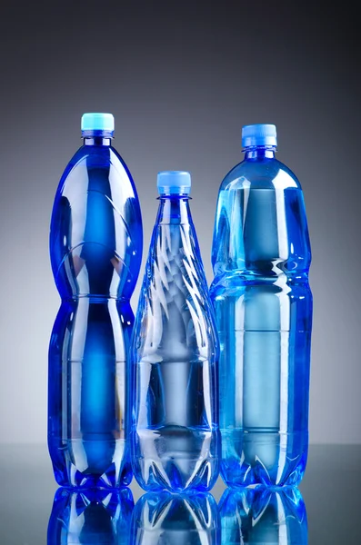 Водні пляшки як концепція здорового напою — стокове фото