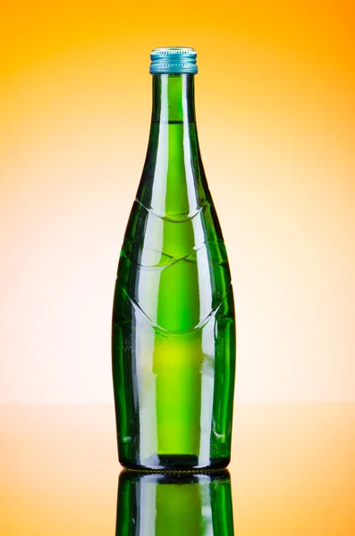 Láhve na vodu jako koncept zdravý nápoj — Stock fotografie