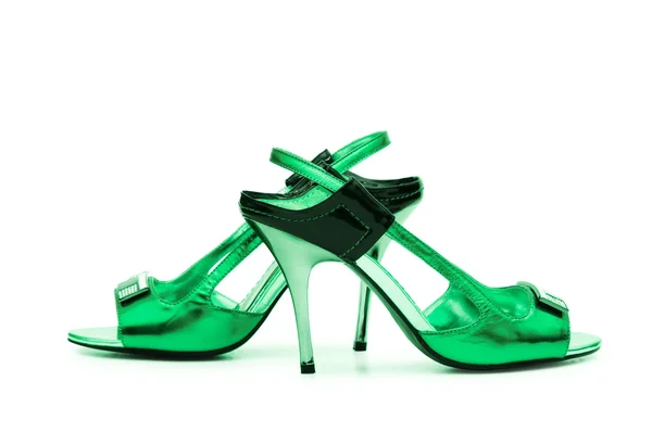 在白色背景上的绿色女鞋子 — 图库照片