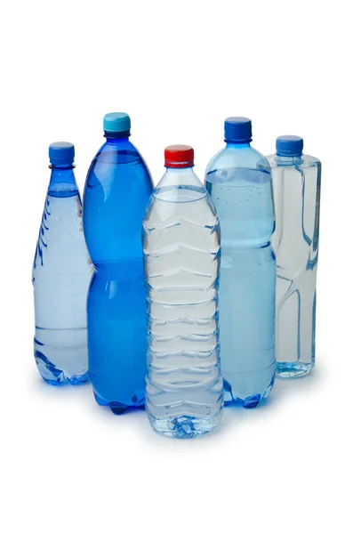 Trinkwasser in Flaschen auf weiß — Stockfoto