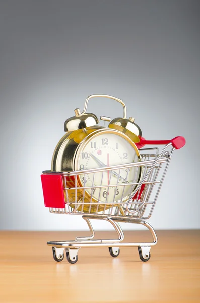 Концепция времени покупки с часами и корзиной — стоковое фото