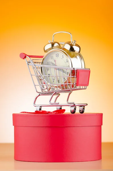 Kaufzeitkonzept mit Uhr und Warenkorb — Stockfoto