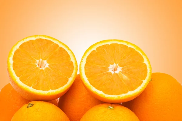 Апельсины на градиентном фоне — стоковое фото