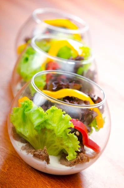 Salade fraîche et saine dans des bols — Photo