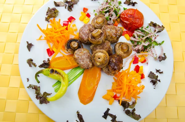 Kebab servito nel piatto — Foto Stock