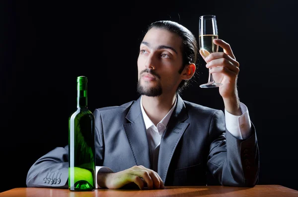 남자 유리 와인 시음 — 스톡 사진